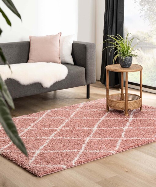 Tapis poils longs losange Habitat - rose/blanc - sfeer