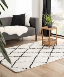 Tapis poils longs losange Habitat - blanc/noir - sfeer