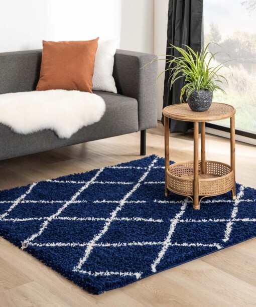 Tapis poils longs Carré losange Habitat - bleu foncé/blanc - sfeer