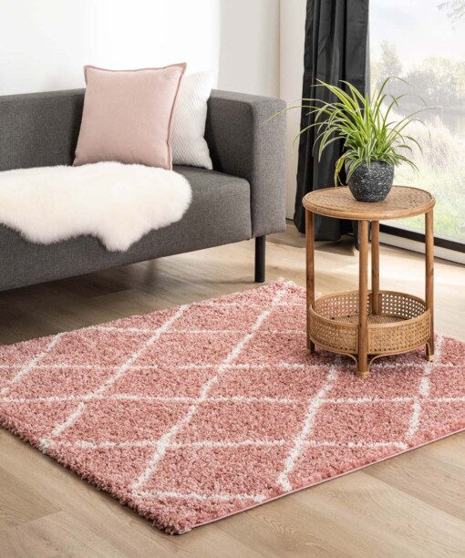 Tapis poils longs Carré losange Habitat - rose/blanc - sfeer