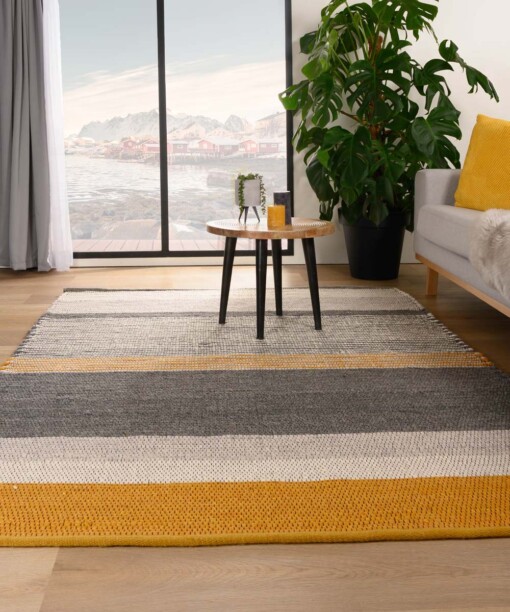 Tapis en laine Lett rayé - jaune moutarde/gris - sfeer